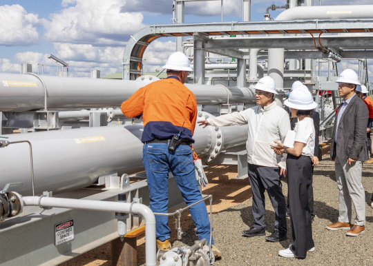 장인화 포스코그룹 회장(왼쪽 두 번째)이 9일 호주 퀸즐랜드주 세넥스에너지 가스전 현장을 찾아 사업을 점검하고 있다. 포스코그룹 제공